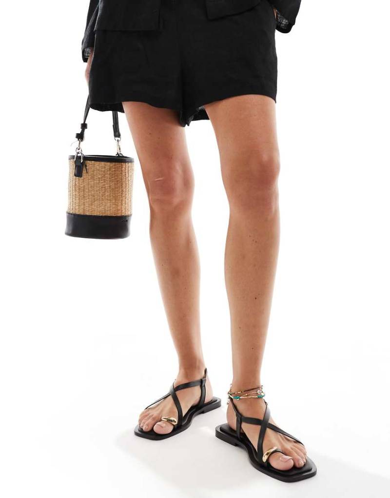 schuh - Taran - Sandalen aus schwarzem Leder mit Zehensteg und Metallbesatz von Schuh