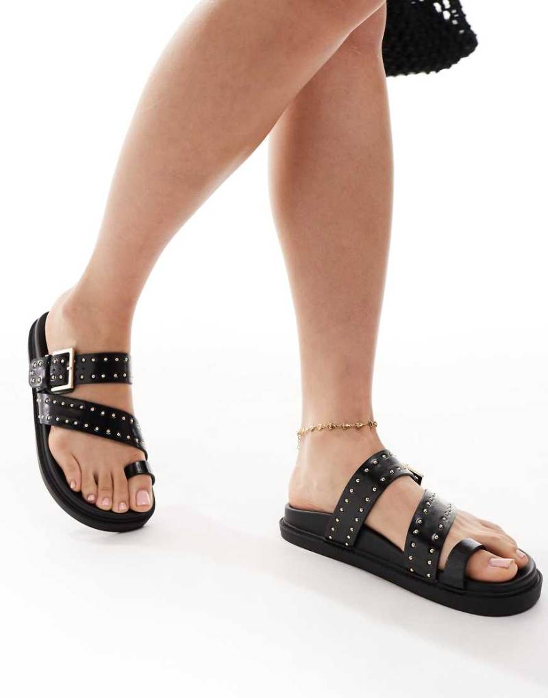 schuh - Tarha - Sandalen in Schwarz mit Fußbett, Nieten und Zehenschlaufe von Schuh
