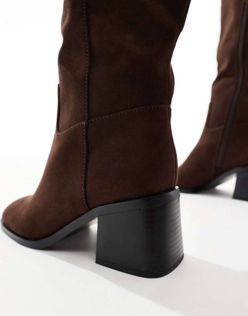 schuh Wide Fit - Dot - Kniehohe Stiefel aus Wildlederimitat in Braun-Brown von Schuh