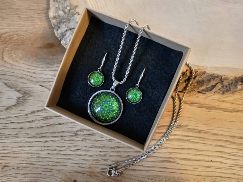 Unsere Besteller Der Weihnachtsmärkte Farbenfrohes Schmuckset Aus Halskette Und Passendem Ohrschmuck. Mandala Muster in Grüntönen von SchutzengelGeschenke