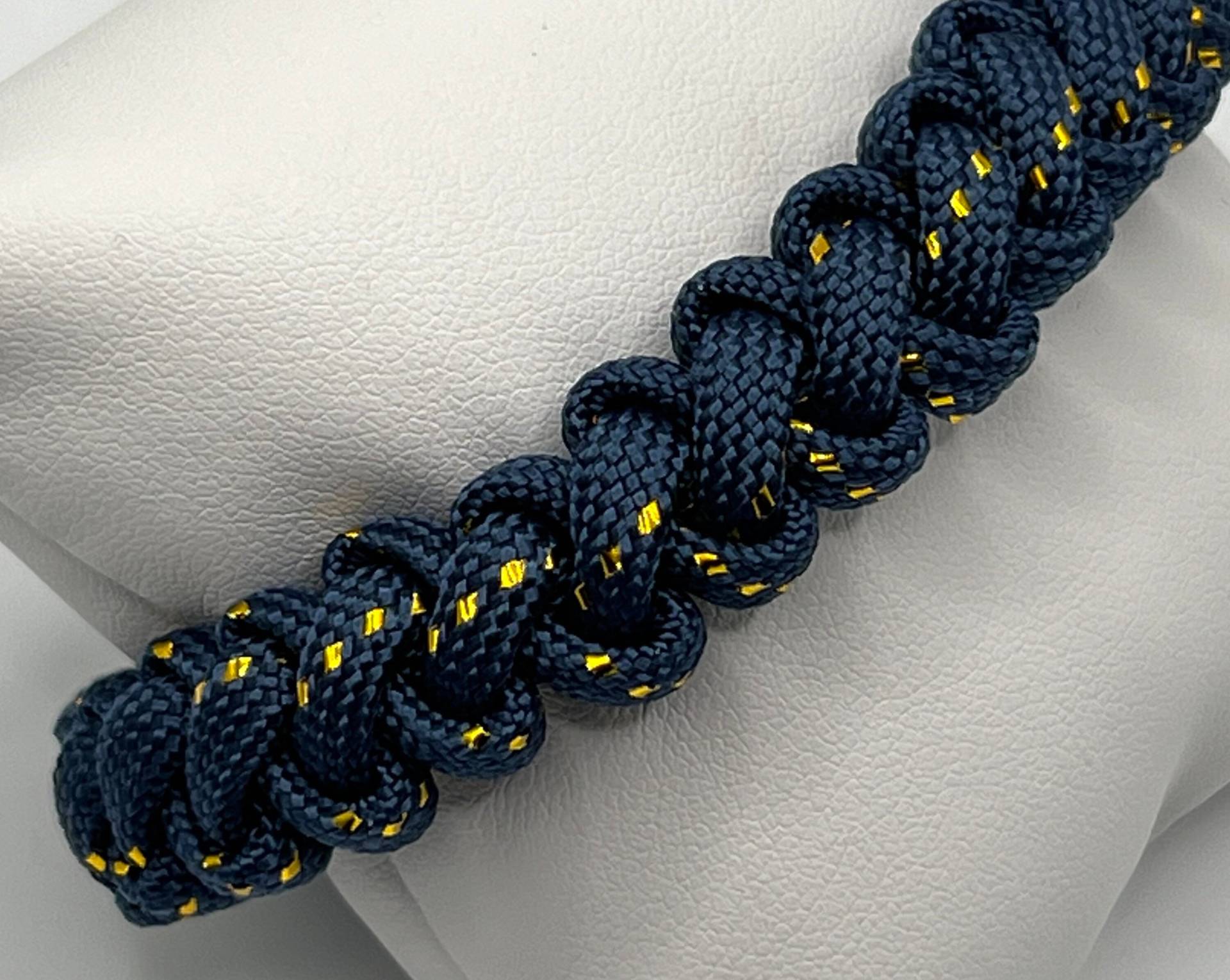 Paracord Armband „Curling Blue'n Glittering Gold" Paracord Armband „Curling Blue'n Glittering Gold" von Schwalbenknoten