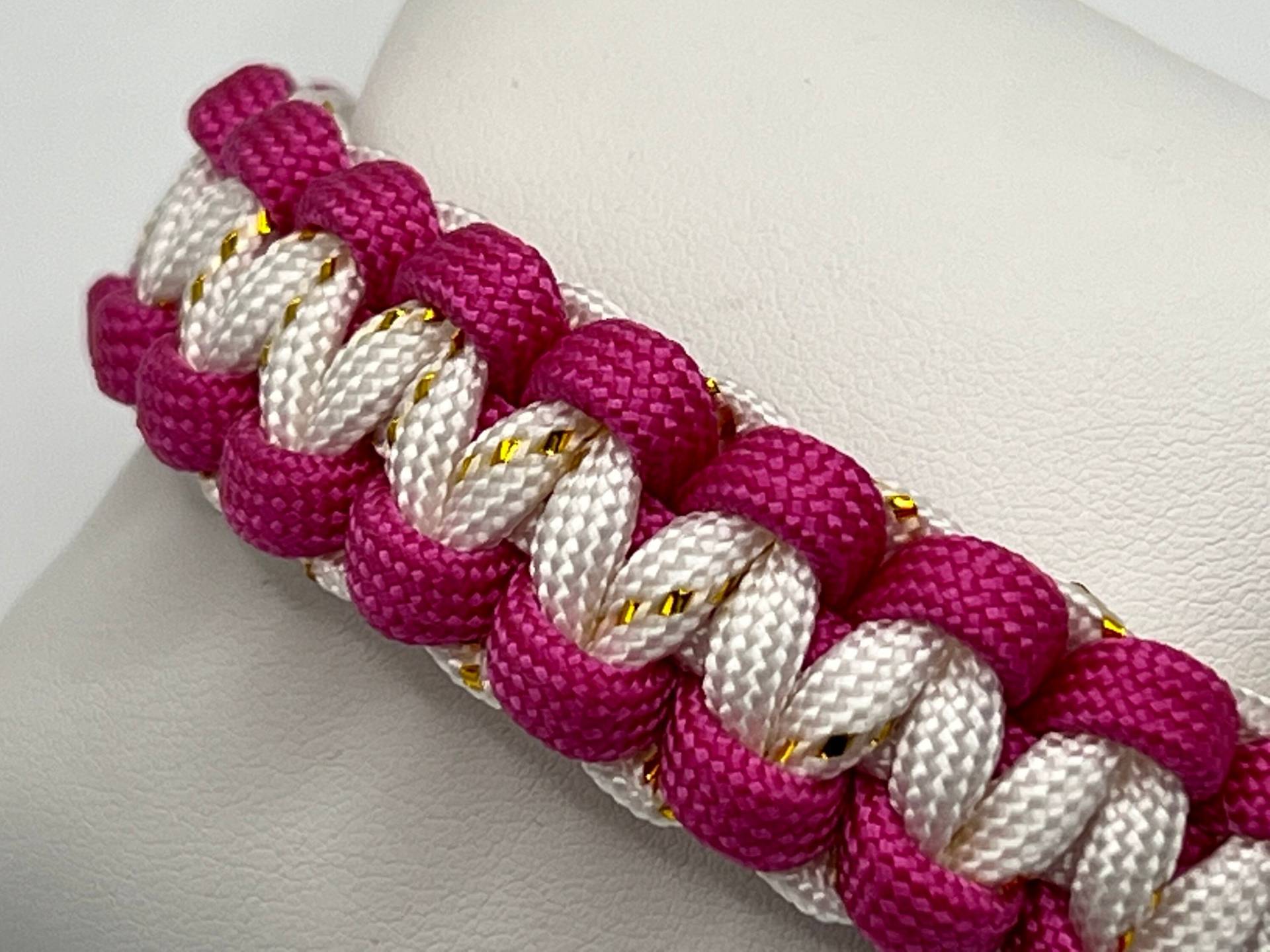 Paracord Armband „Golden-Pink" Paracord Armband „Golden-Pink" von Schwalbenknoten