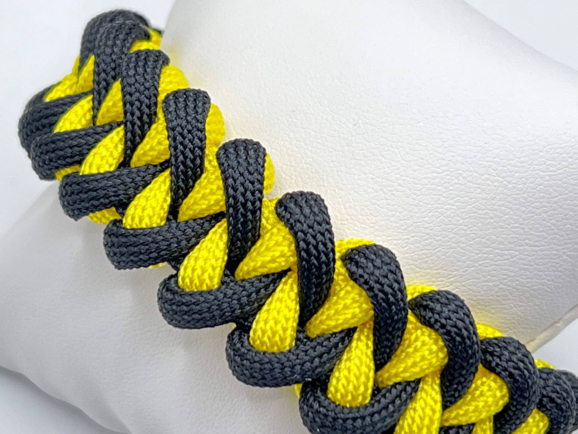 Paracord Armband „Schwarz-Gelb Shark Jaw Bone" Paracord Armband „Schwarz-Gelb Shark Jaw Bone" von Schwalbenknoten