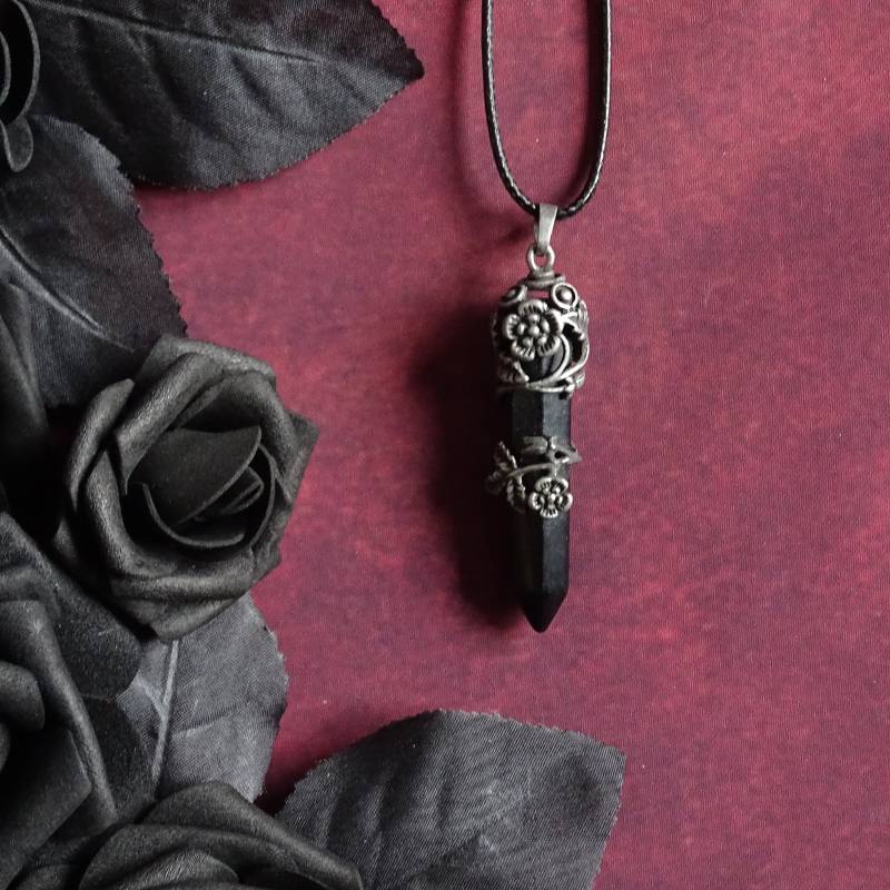 Schwarze Halskette Mit Einem Schwarzen Achat Anhänger Verziert Rosen, Edelstahl Kette, Schwarzer Kristall, Gothic Schmuck, Magisch Wicca von Schwarzthanne