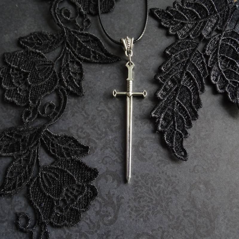 Schwarze Halskette Mit Einem Schwert in Der Farbe Antik-Silber, Gothic Schmuck, Schwarze Magie, Tarot Kette, Divination, Mittelalter Schmuck von Schwarzthanne