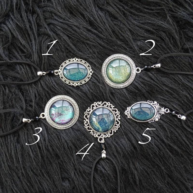 Schwarze Kette Mit Glasstein, "Blue Depths", in Blau Grün Türkis Aqua Teal Petrol, Anhänger Antik-Silber Schwarzem Glas Cabochon von Schwarzthanne