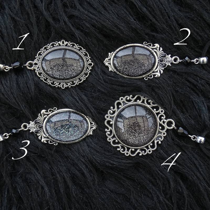 Schwarze Kette Mit Glasstein, "Mystic Nights", Schwarz Grau Glitzer, Anhänger in Antik-Silber Schwarzem Glascabochon, Gothic Schmuck Schwarze Kette Mit Glasstein, "Mystic Nights", Schwarz Grau Glitzer, Anhänger in Antik-Silber Schwarzem Glascabochon, Gothic Schmuck von Schwarzthanne