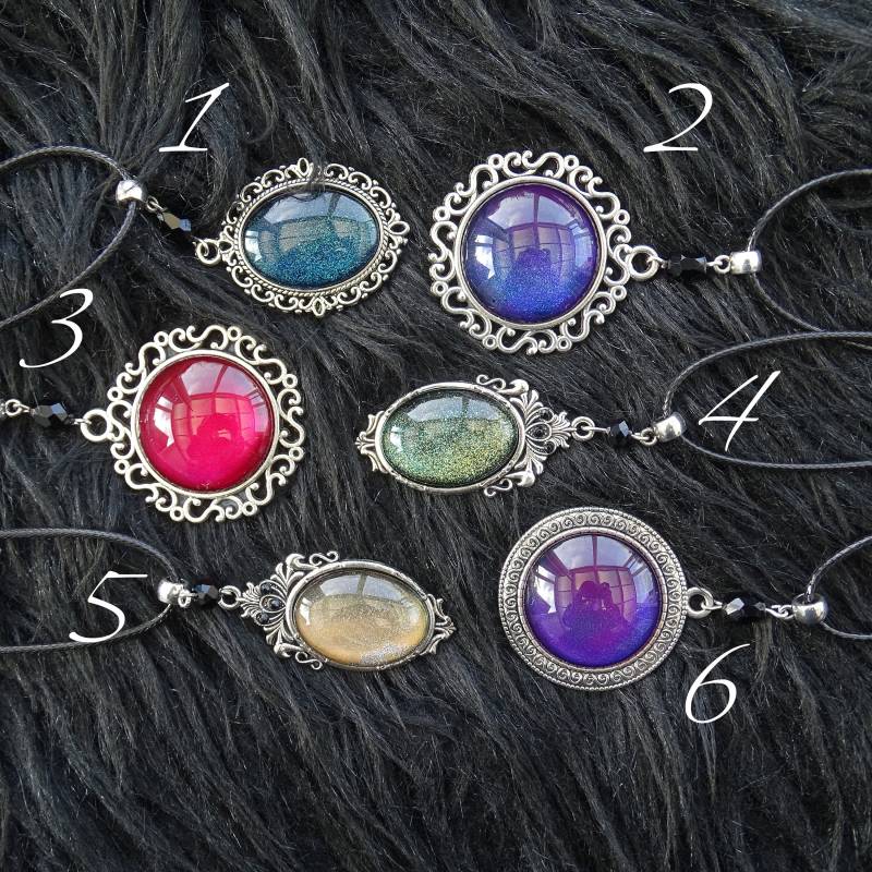 Schwarze Kette Mit Glasstein in Pink Violett Gold Türkis Glitzer, Anhänger Antik-Silber Schwarzem Glascabochon, Gothic Schmuck von Schwarzthanne