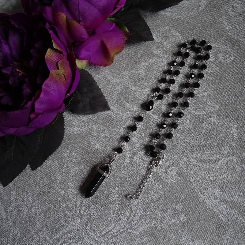 Schwarze Perlenkette Mit Kleinem Schwarzem Achat Kristall Antik-Silber, Facettierte Glasperlen, Gothic Halskette, Rosenkranz Stein von Schwarzthanne