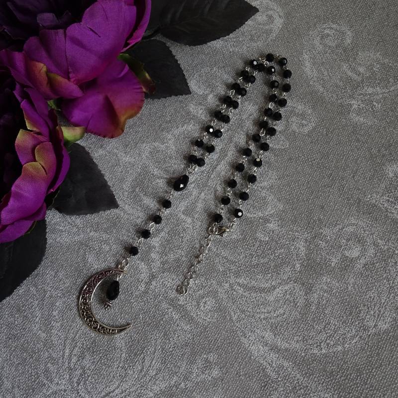 Schwarze Perlenkette Mit Mond Anhänger in Antik-Silber Und Schwarzem Glaskristall, Facettierte Glasperlen, Gothic Halskette, Rosenkranz Schwarze Perlenkette Mit Mond Anhänger in Antik-Silber Und Schwarzem Glaskristall, Facettierte Glasperlen, Gothic Halskette, Rosenkranz von Schwarzthanne