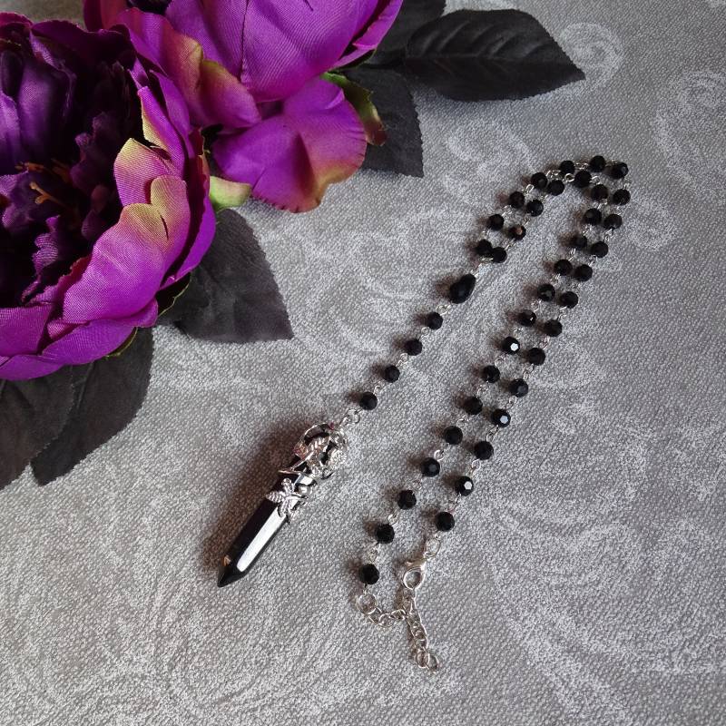 Schwarze Perlenkette Mit Schwarzem Achat Kristall Rosen in Antik-Silber, Facettierte Glasperlen, Gothic Halskette, Rosenkranz Schwarze Perlenkette Mit Schwarzem Achat Kristall Rosen in Antik-Silber, Facettierte Glasperlen, Gothic Halskette, Rosenkranz von Schwarzthanne