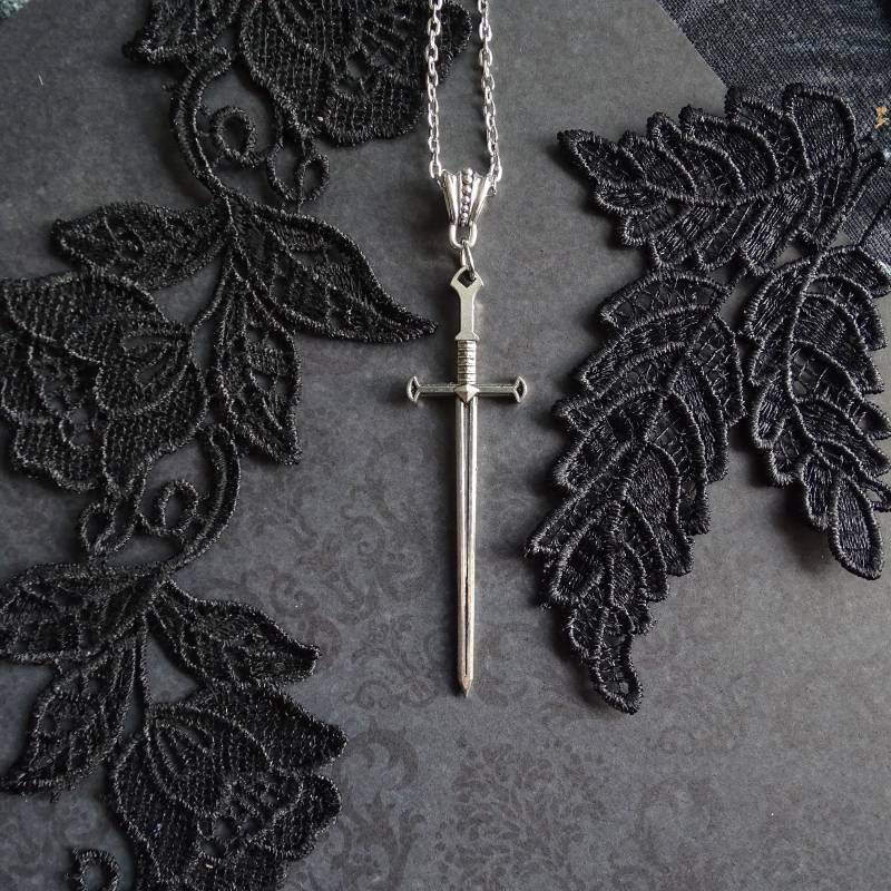 Silberne Halskette Mit Einem Schwert in Der Farbe Antik-Silber, Gothic Schmuck, Schwarze Magie, Tarot Kette, Divination, Mittelalter Schmuck von Schwarzthanne