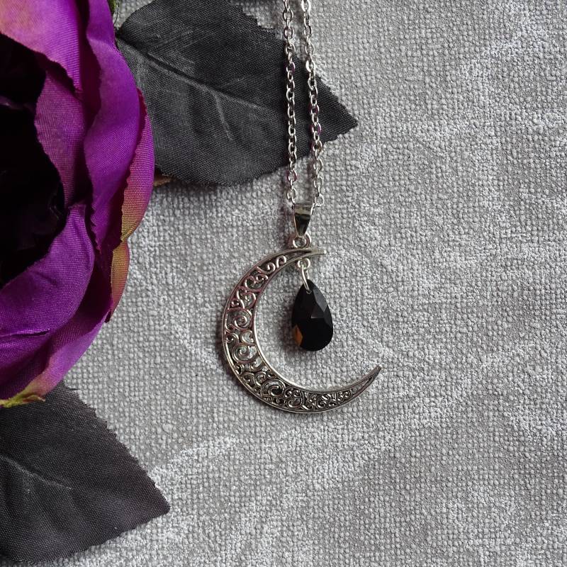 Silberne Halskette Mit Mond-Anhänger in Der Farbe Antik-Silber Schwarzem Glaskristall, Gothic Schmuck, Halbmond, Mondsichel von Schwarzthanne