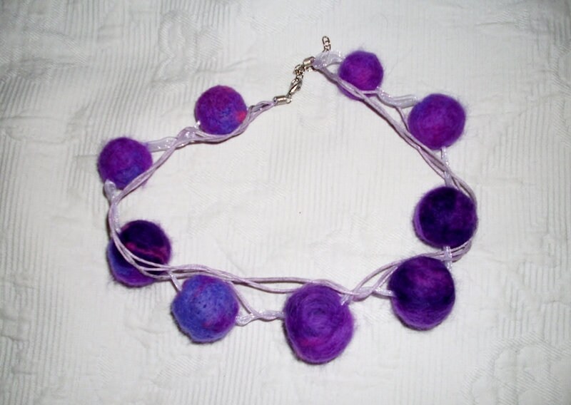 Verwandelbare, Geschmeidige Filzkette Verwandelbare, Geschmeidige Filzkette von Schwertlilien