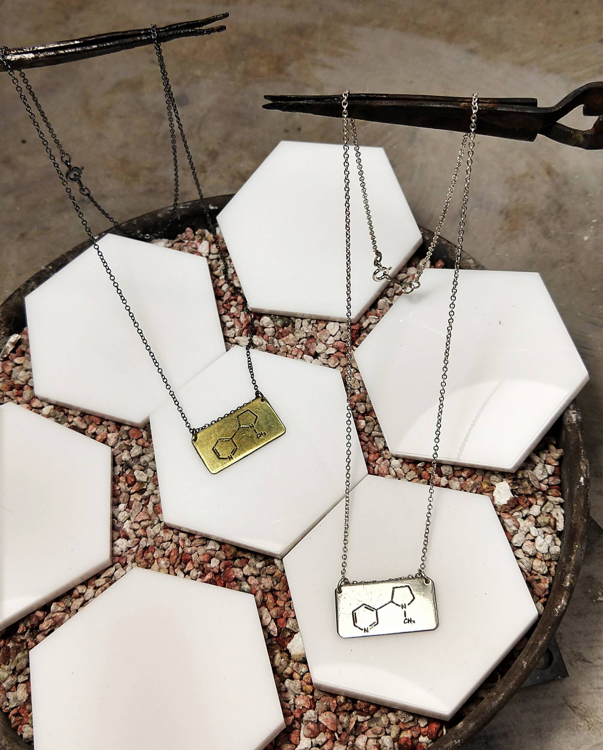 Geätzte Nikotin Halskette von ScienceCraft