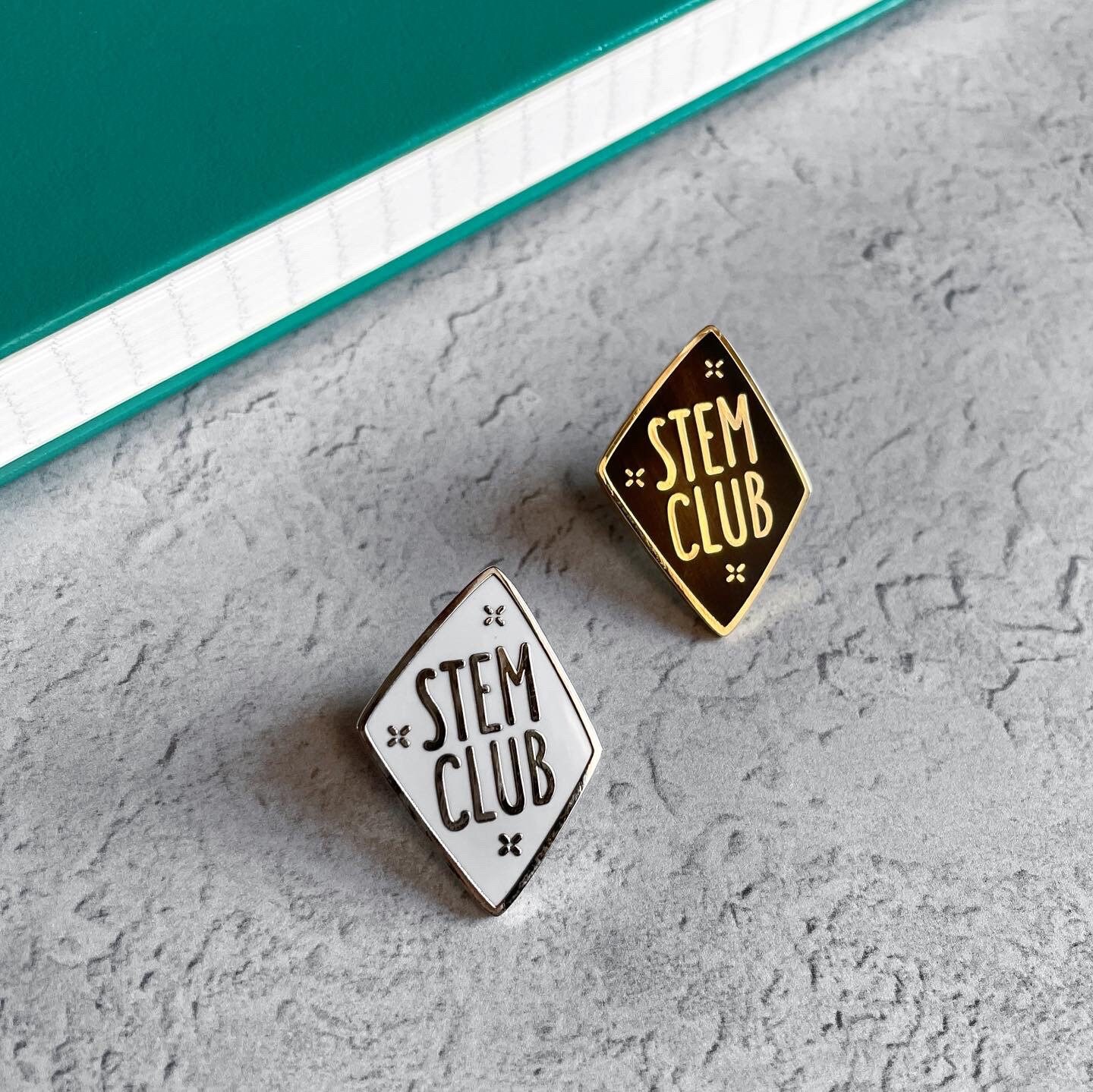 stem Club Hard Emaille Pin Anstecker - Schwarz Oder Weiß stem Club Hard Emaille Pin Anstecker - Schwarz Oder Weiß von ScienceScribbles