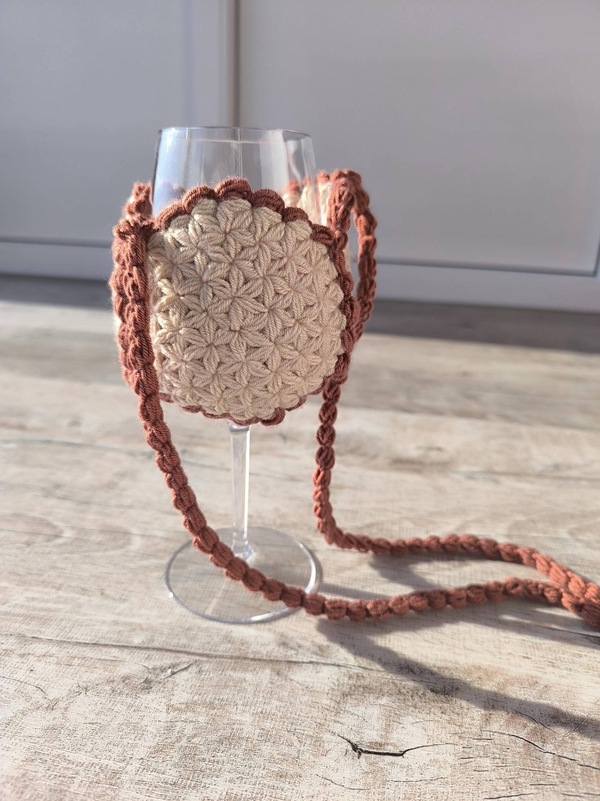Gehäkelte Weinglastasche Zum Umhängen I Tasche Für Weinglas Partyaccessoire Den Junggesellenabschied Gehäkelte Weinglastasche Zum Umhängen I Tasche Für Weinglas Partyaccessoire Den Junggesellenabschied von SciurusWoolgaris