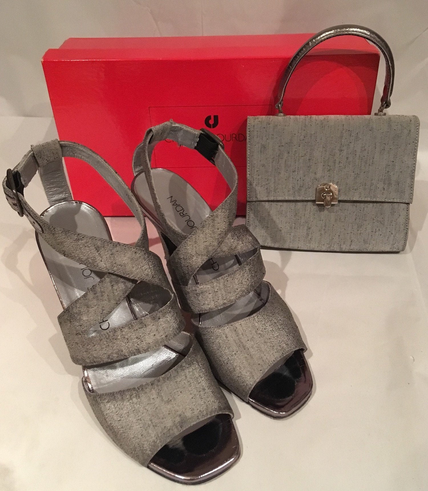 Charles Jourdan Silber Graue Riemchen-Heels - Passende Tasche Us 7 B Uk 5 Obermaterial Aus Textil, Lederfutter & Sohlen Vintage 90Er 3, 6" 9, 2cm von ScoobyValentine