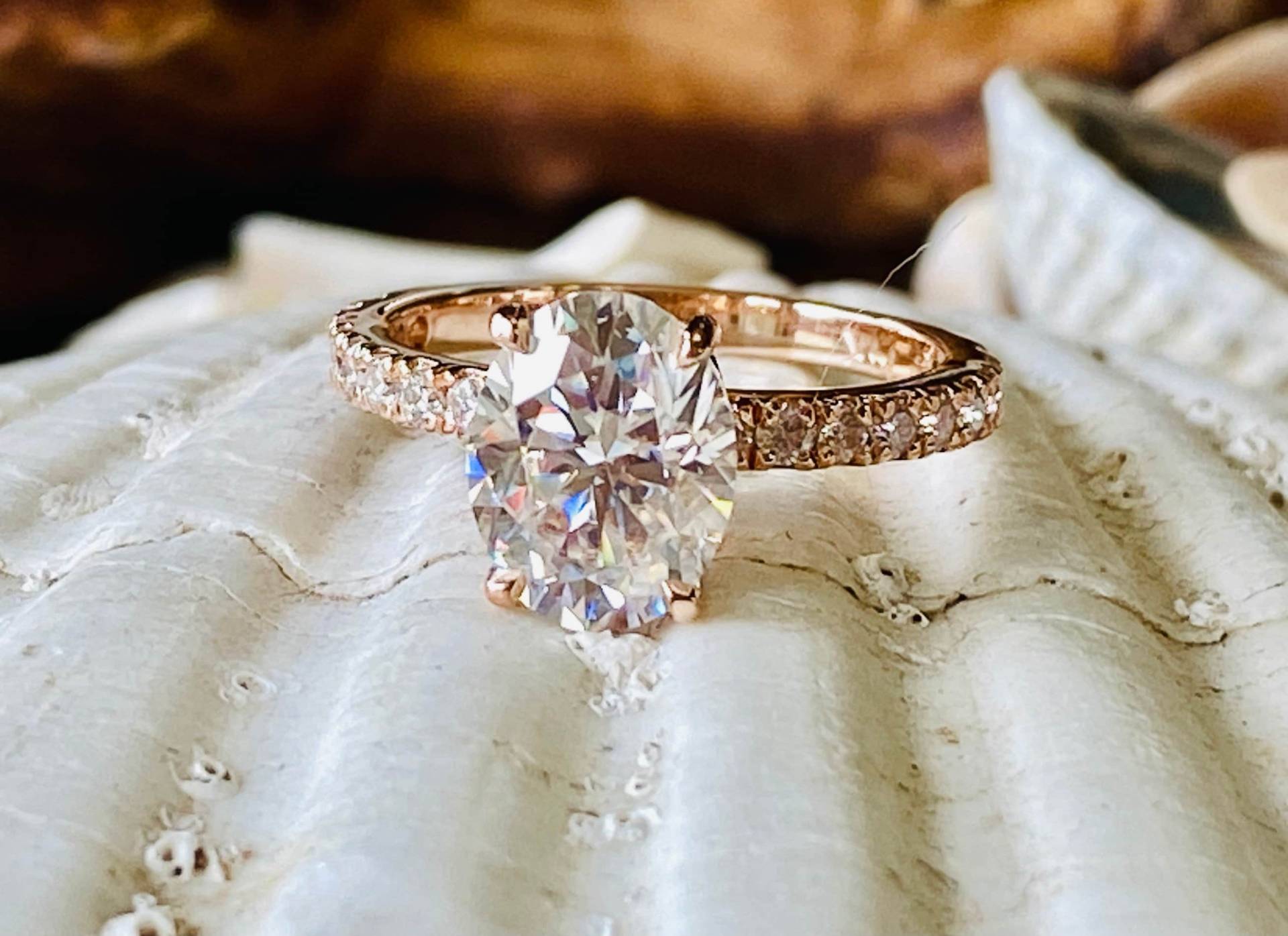 Oval Moissanite Verlobungsring, 2.00Ct Ring, Tulip Setting von ScottBonomoDiamonds