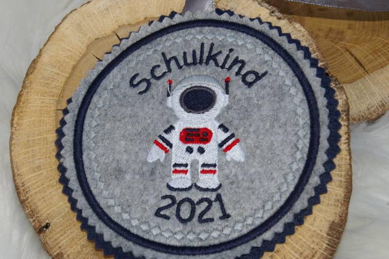 Astronaut. Individuell Gestickter Button Für Die Schultüte Oder Büchertasche Astronaut. Individuell Gestickter Button Für Die Schultüte Oder Büchertasche von Scottonmade