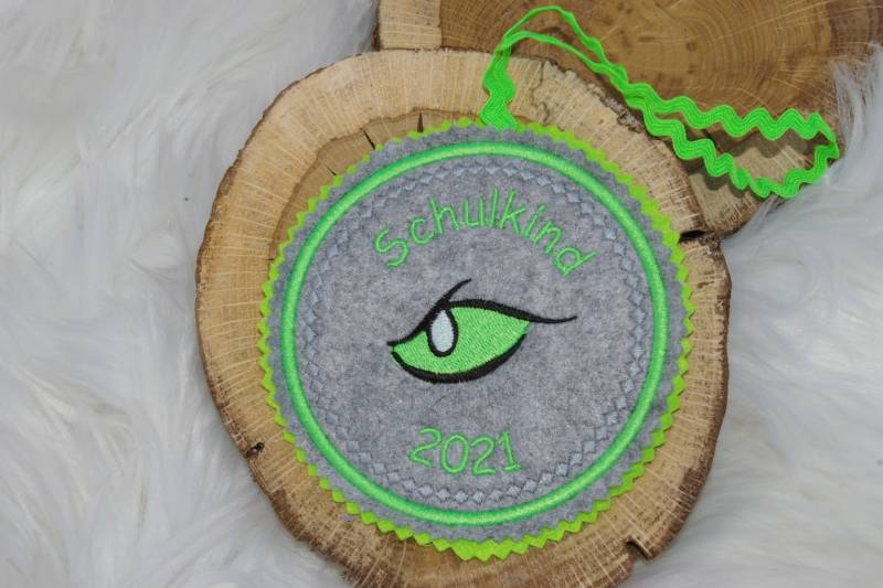 Auge. Individuell Gestickter Button Für Die Schultüte Oder Büchertasche von Scottonmade