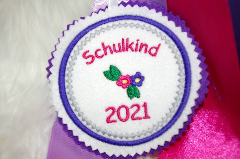 Blumen Blümchen. Individuell Gestickter Button Für Die Schultüte Oder Büchertasche Blumen Blümchen. Individuell Gestickter Button Für Die Schultüte Oder Büchertasche von Scottonmade