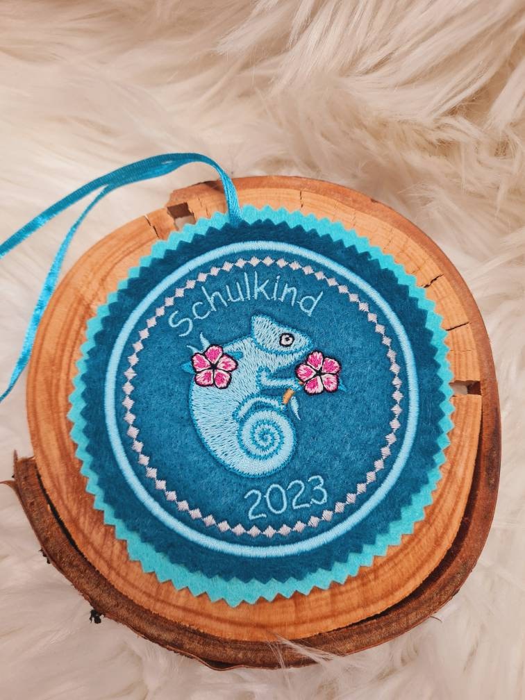 Chameleon . Individuell Gestickter Button Für Die Schultüte Oder Büchertasche von Scottonmade