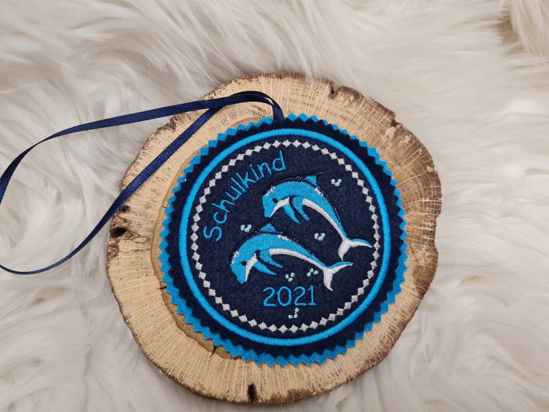 Delfin/2 Delfine. Individuell Gestickter Button Für Die Schultüte Oder Büchertasche von Scottonmade