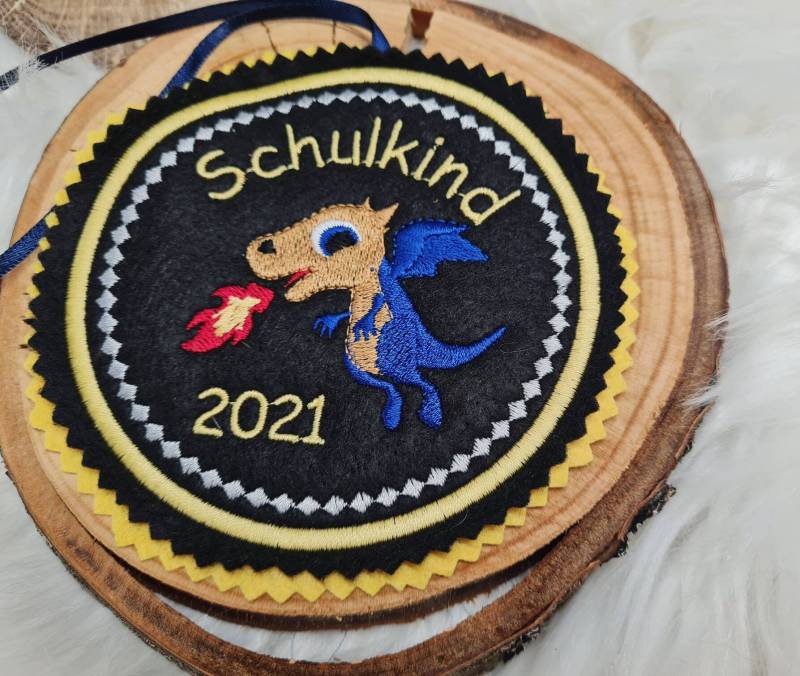 Drache. Individuell Gestickter Button Für Die Schultüte Oder Büchertasche Drache. Individuell Gestickter Button Für Die Schultüte Oder Büchertasche von Scottonmade