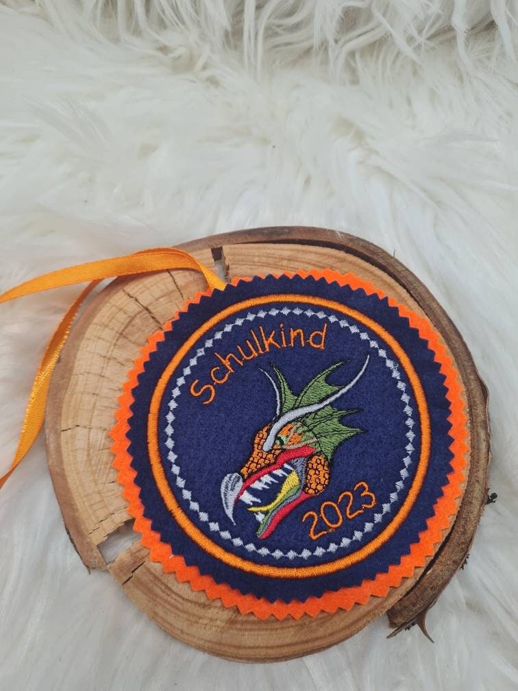 Drachen-Kopf. Individuell Gestickter Button Für Die Schultüte Oder Büchertasche von Scottonmade