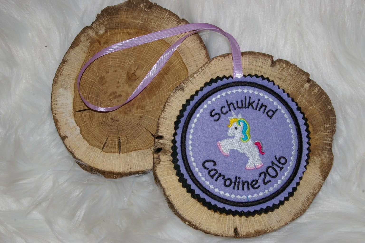 Einhorn Regenbogen. Individuell Gestickter Button Für Die Schultüte Oder Büchertasche Einhorn Regenbogen. Individuell Gestickter Button Für Die Schultüte Oder Büchertasche von Scottonmade