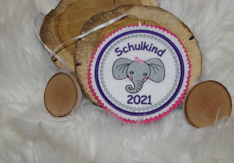 Elefant. Individuell Gestickter Button Für Die Schultüte Oder Büchertasche von Scottonmade