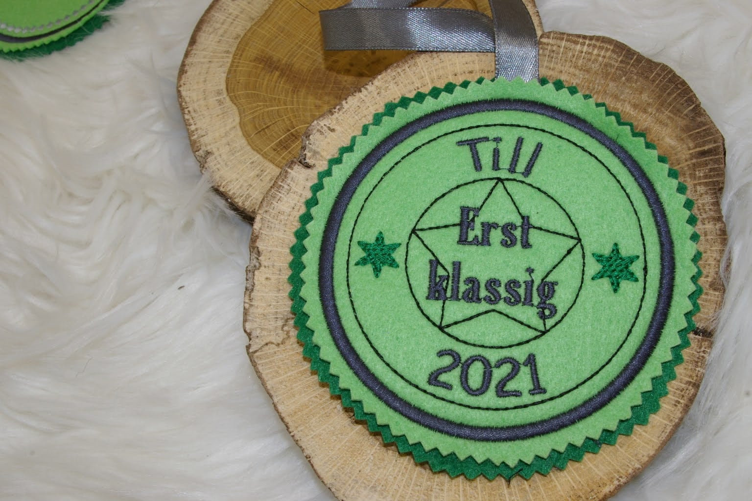 Erstklassig. Individuell Gestickter Button Für Die Schultüte Oder Büchertasche Erstklassig. Individuell Gestickter Button Für Die Schultüte Oder Büchertasche von Scottonmade