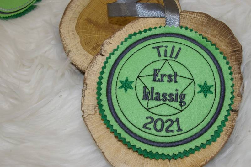 Erstklassig. Individuell Gestickter Button Für Die Schultüte Oder Büchertasche Erstklassig. Individuell Gestickter Button Für Die Schultüte Oder Büchertasche von Scottonmade