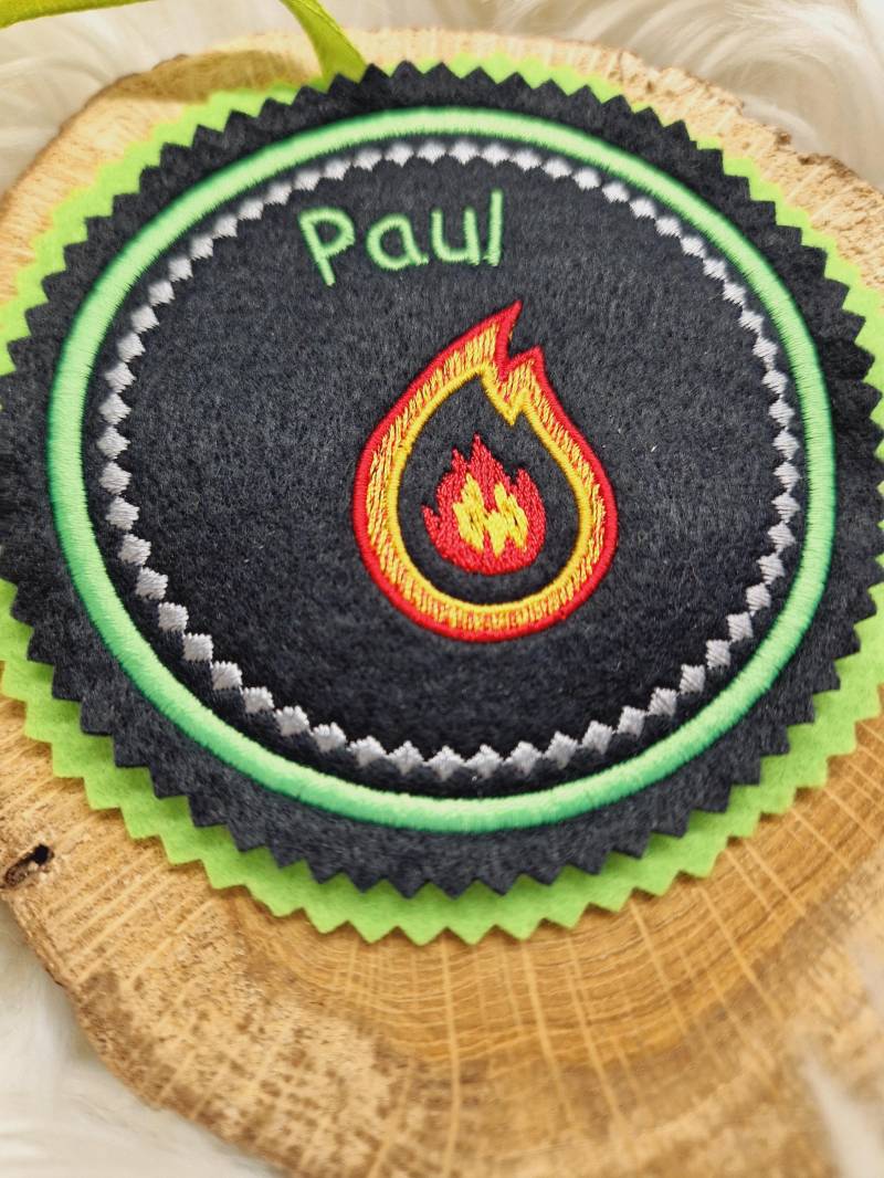 Flamme Feuer. Individuell Gestickter Button Für Die Schultüte Oder Büchertasche Flamme Feuer. Individuell Gestickter Button Für Die Schultüte Oder Büchertasche von Scottonmade