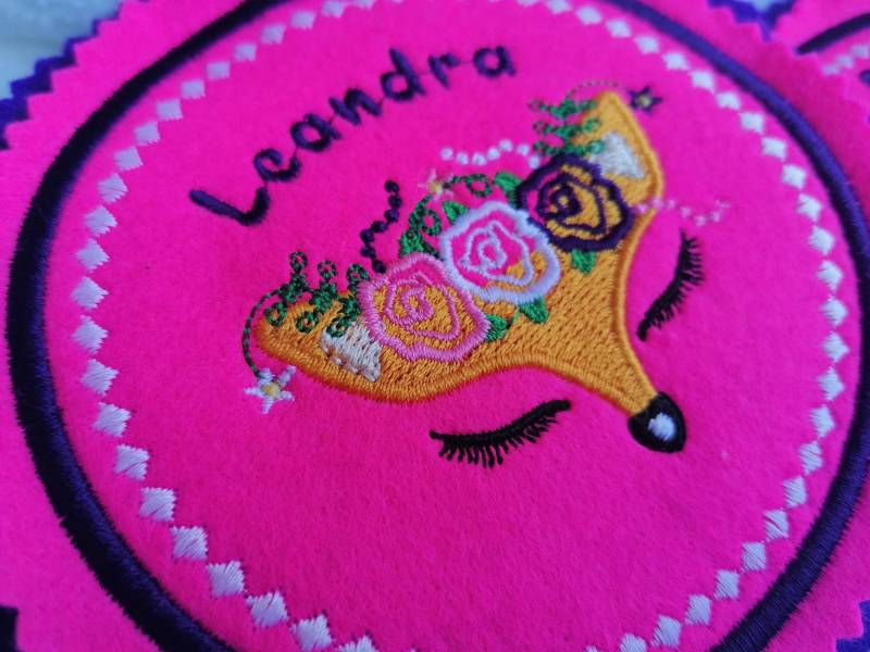 Fuchs Fuchskopf Mit Blumen. Individuell Gestickter Button Für Die Schultüte Oder Büchertasche Fuchs Fuchskopf Mit Blumen. Individuell Gestickter Button Für Die Schultüte Oder Büchertasche von Scottonmade