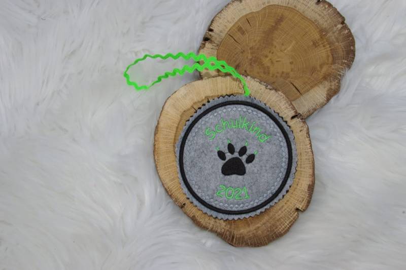 Fußspur Fußabdruck. Individuell Gestickter Button Für Die Schultüte Oder Büchertasche von Scottonmade