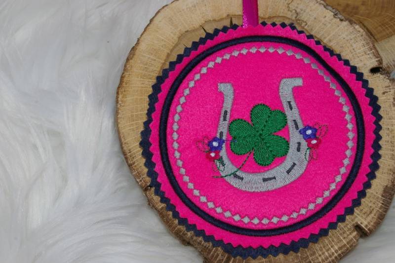 Glückshufeisen Mit Kleeblatt. Individuell Gestickter Button Für Die Schultüte Oder Büchertasche Glückshufeisen Mit Kleeblatt. Individuell Gestickter Button Für Die Schultüte Oder Büchertasche von Scottonmade
