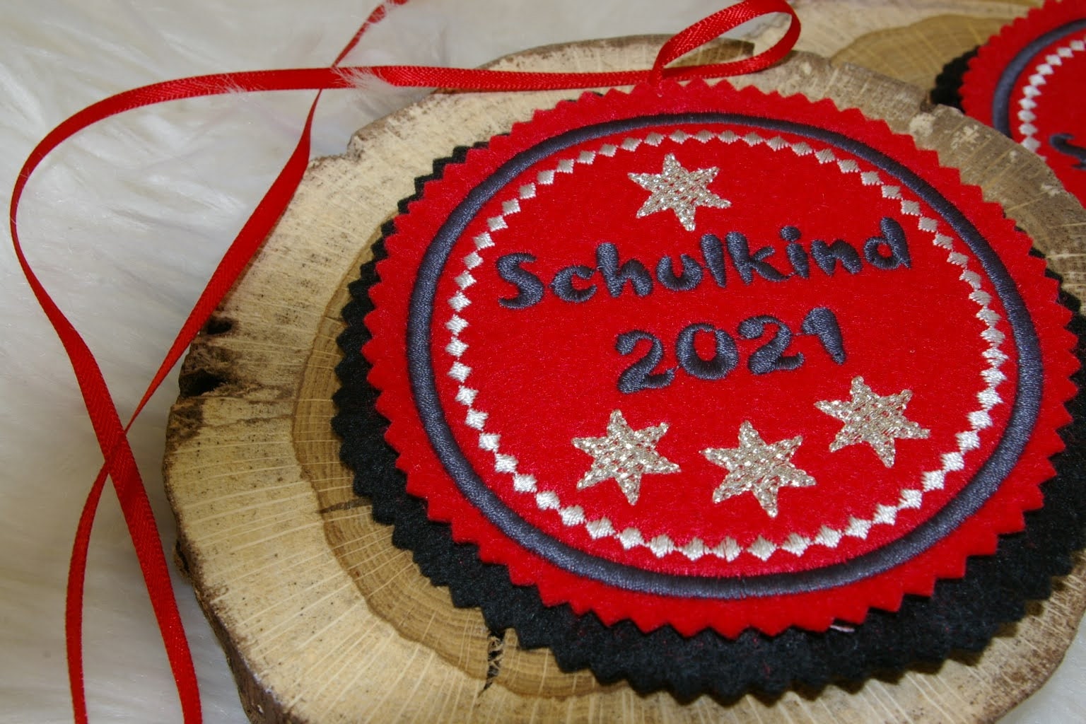 Kleine Sterne. Individuell Gestickter Button Für Die Schultüte Oder Büchertasche Kleine Sterne. Individuell Gestickter Button Für Die Schultüte Oder Büchertasche von Scottonmade