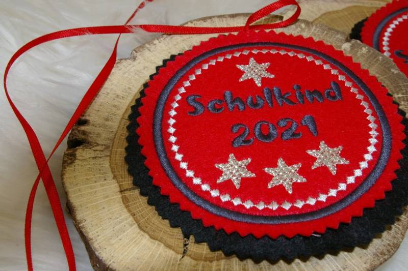 Kleine Sterne. Individuell Gestickter Button Für Die Schultüte Oder Büchertasche von Scottonmade