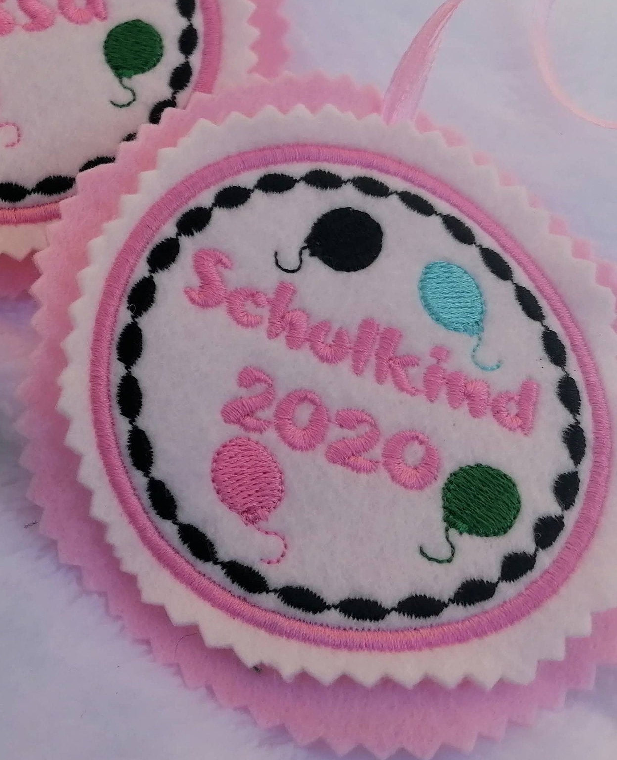 Luftballon. Individuelll Gestickter Button Für Die Schultüte Oder Büchertasche Luftballon. Individuelll Gestickter Button Für Die Schultüte Oder Büchertasche von Scottonmade