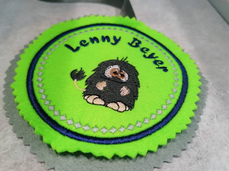 Monster Monsterchen. Individuell Gestickter Button Für Die Schultüte Oder Büchertasche Monster Monsterchen. Individuell Gestickter Button Für Die Schultüte Oder Büchertasche von Scottonmade