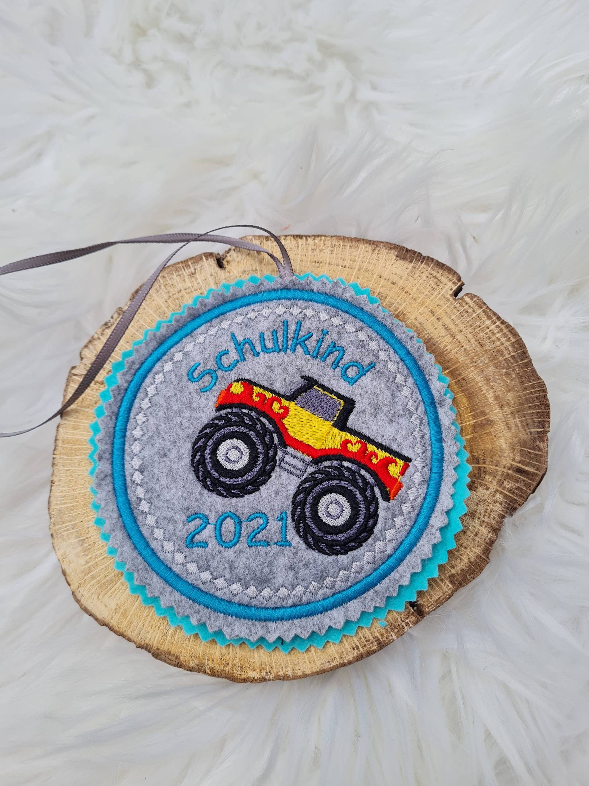 Monster Truck. Individuell Gestickter Button Für Die Schultüte Oder Büchertasche Monster Truck. Individuell Gestickter Button Für Die Schultüte Oder Büchertasche von Scottonmade