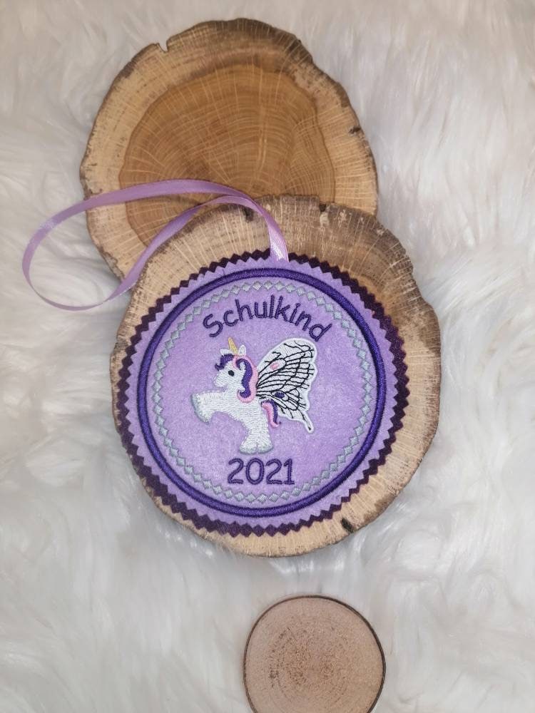 Pegasus. Individuell Gestickter Button Für Die Schultüte Oder Büchertasche Pegasus. Individuell Gestickter Button Für Die Schultüte Oder Büchertasche von Scottonmade