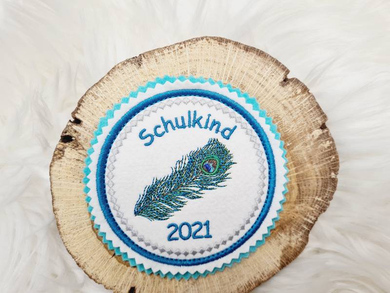 Pfauenfeder. Individuell Gestickter Button Für Die Schultüte Oder Büchertasche Pfauenfeder. Individuell Gestickter Button Für Die Schultüte Oder Büchertasche von Scottonmade