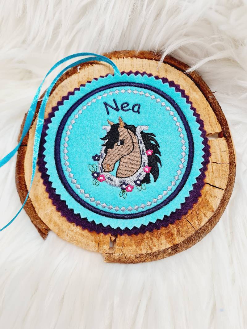 Pferd/Pony Im Glückshufeisen. Individuell Gestickter Button Für Die Schultüte Oder Büchertasche Pferd/Pony Im Glückshufeisen. Individuell Gestickter Button Für Die Schultüte Oder Büchertasche von Scottonmade