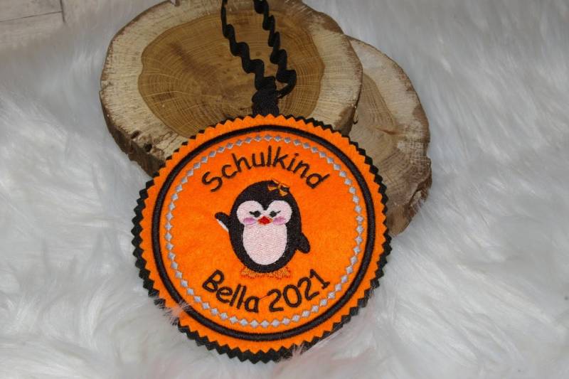 Pinguin-Motiv. Individuell Gestickter Button Für Die Schultüte Oder Büchertasche Pinguin-Motiv. Individuell Gestickter Button Für Die Schultüte Oder Büchertasche von Scottonmade