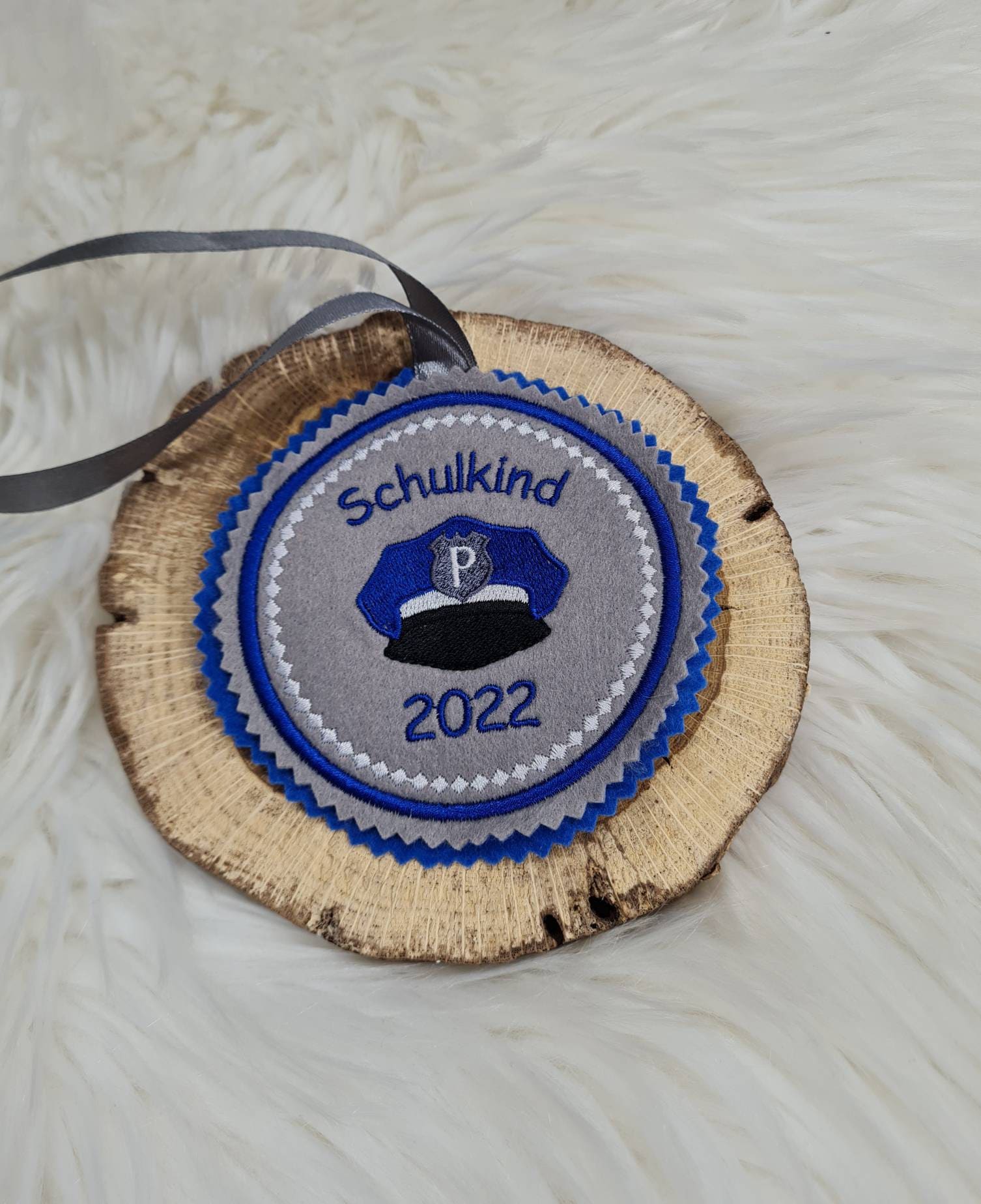 Polizei-Mütze-Motiv. Individuell Gestickter Button Für Die Schultüte Oder Büchertasche Polizei-Mütze-Motiv. Individuell Gestickter Button Für Die Schultüte Oder Büchertasche von Scottonmade