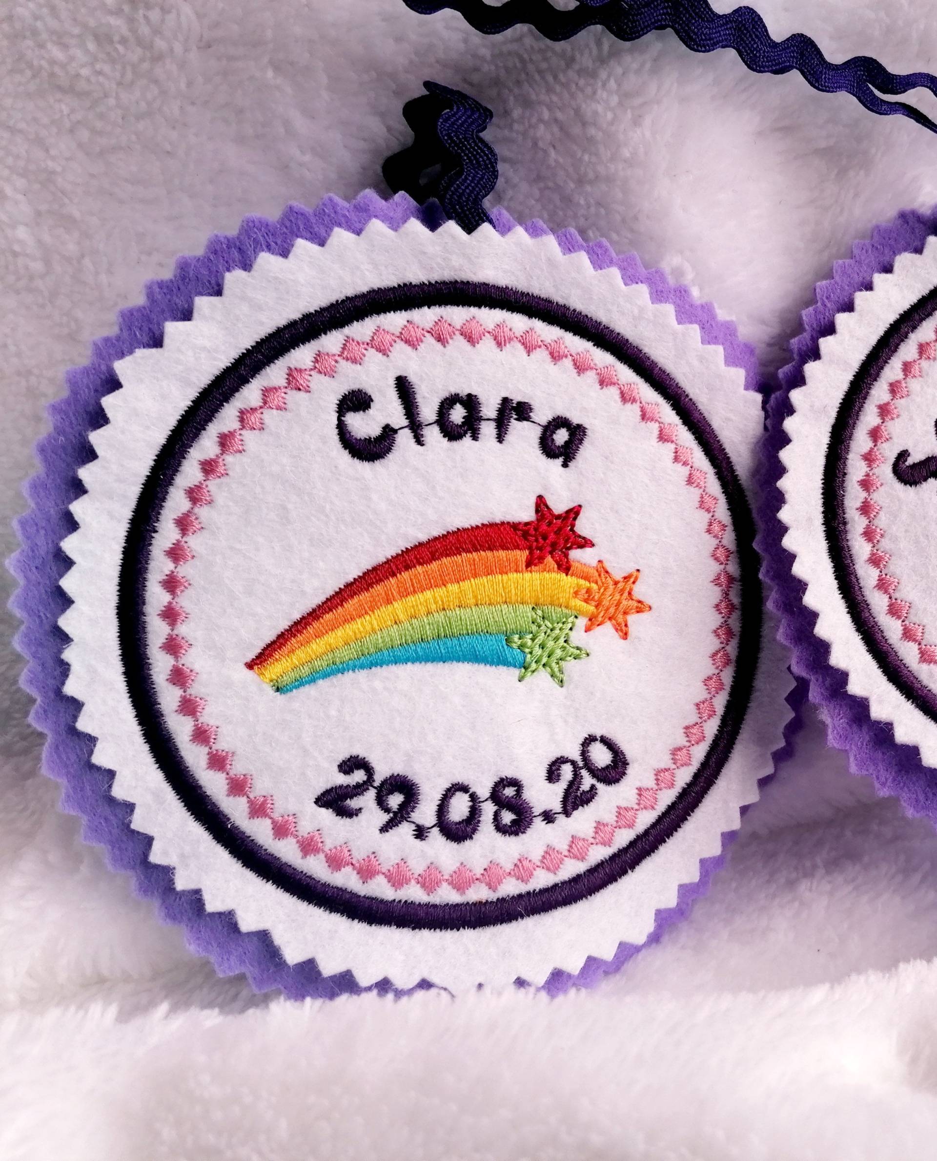 Regenbogen Mit Sterne. Individuell Gestickter Button Für Die Schultüte Oder Büchertasche Regenbogen Mit Sterne. Individuell Gestickter Button Für Die Schultüte Oder Büchertasche von Scottonmade