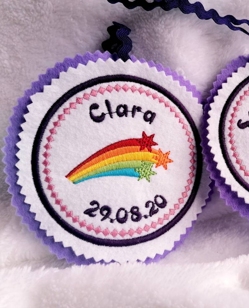 Regenbogen Mit Sterne. Individuell Gestickter Button Für Die Schultüte Oder Büchertasche von Scottonmade